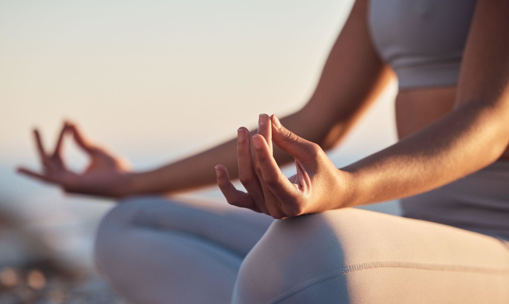 Mulher meditando